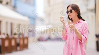 年轻的女模特在户外吃冰淇淋。 夏季概念-在炎热的日子里用甜冰淇淋<strong>泡面</strong>